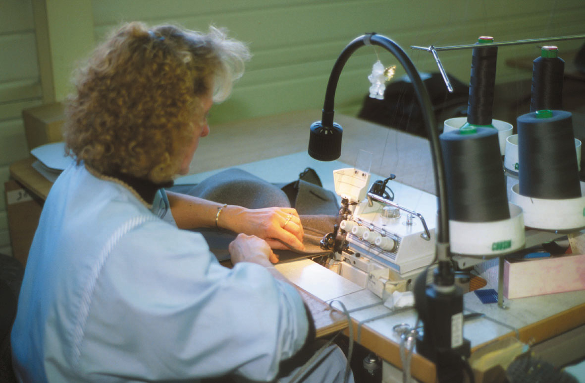 Mains qui travaillent le cuir-Sellerie Bancarel