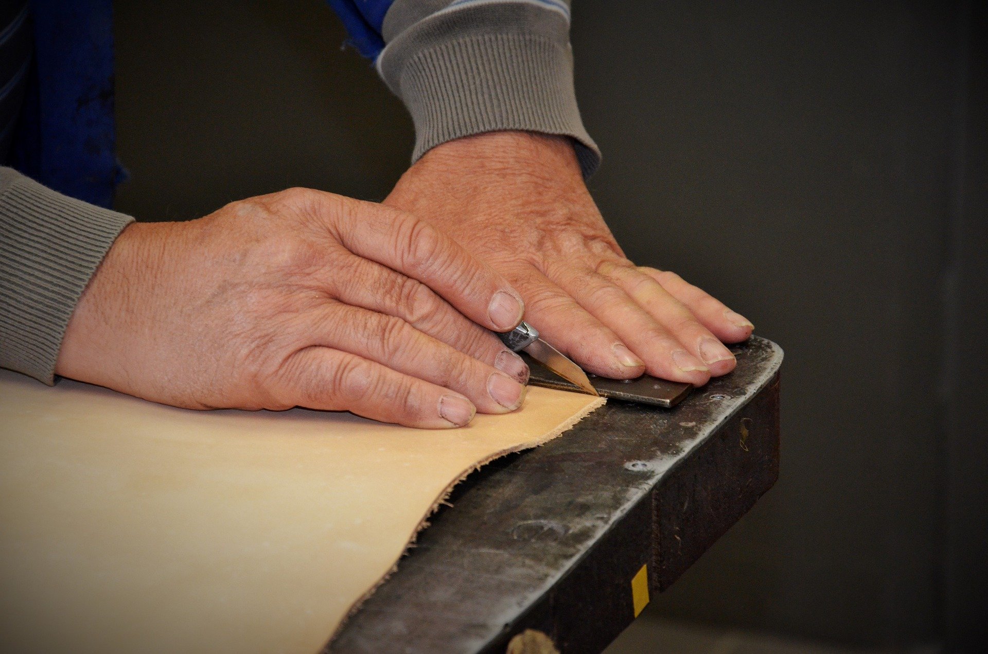 mains qui applatissent du cuir-Sellerie Bancarel