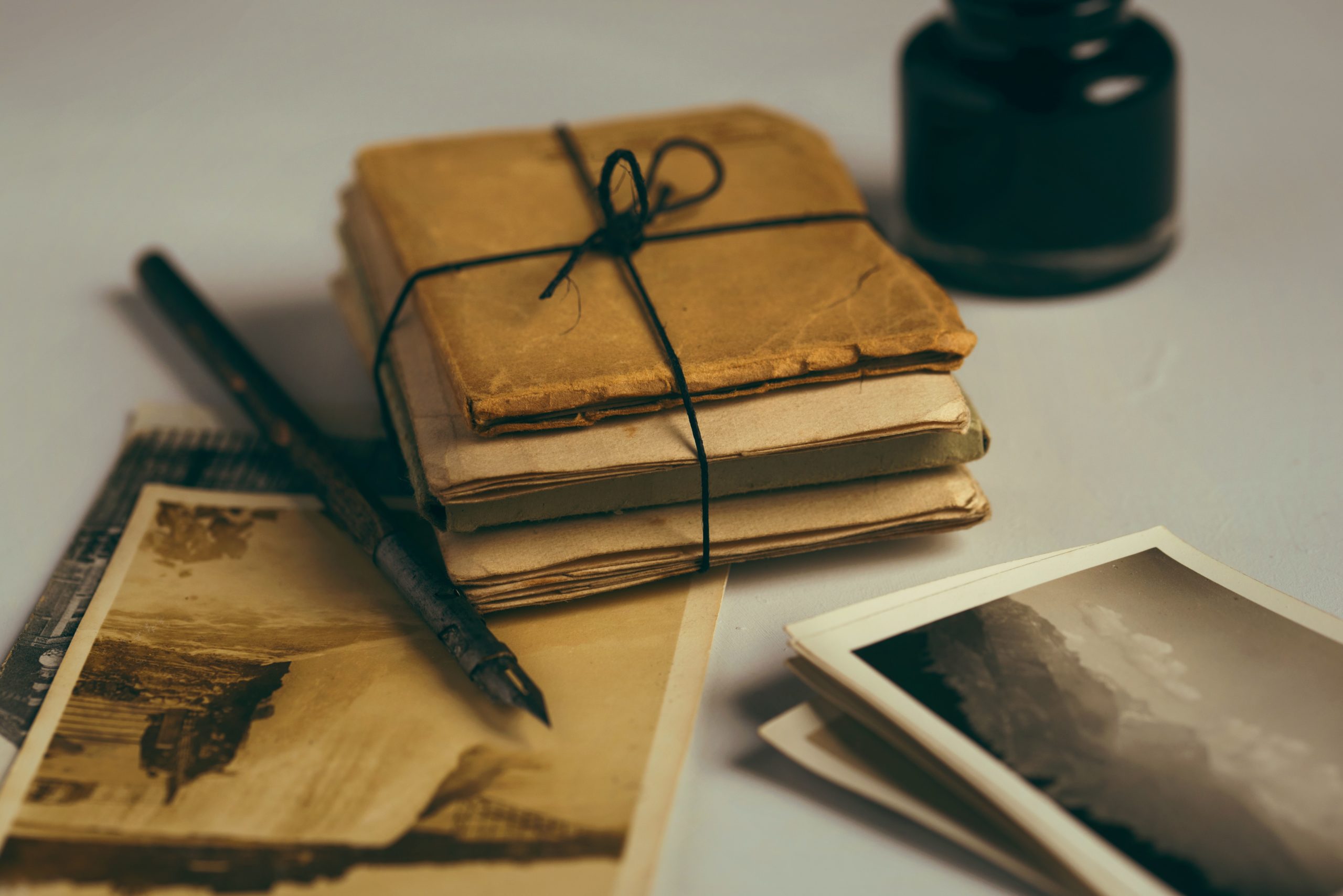 vieux livres reliés et encre à plume-Sellerie Bancarel