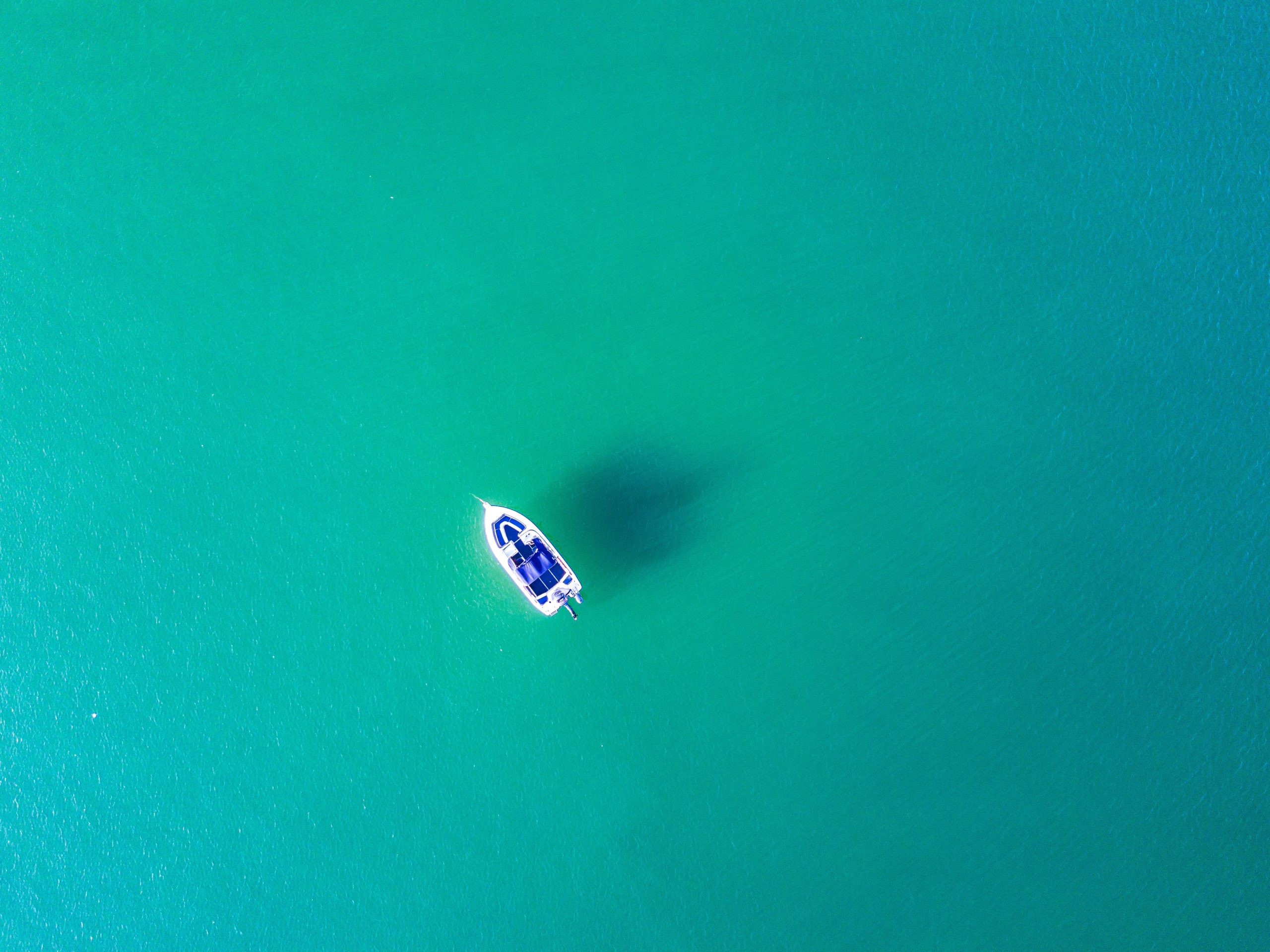 vue du ciel d'un bateau sur l'eau-Sellerie Bancarel