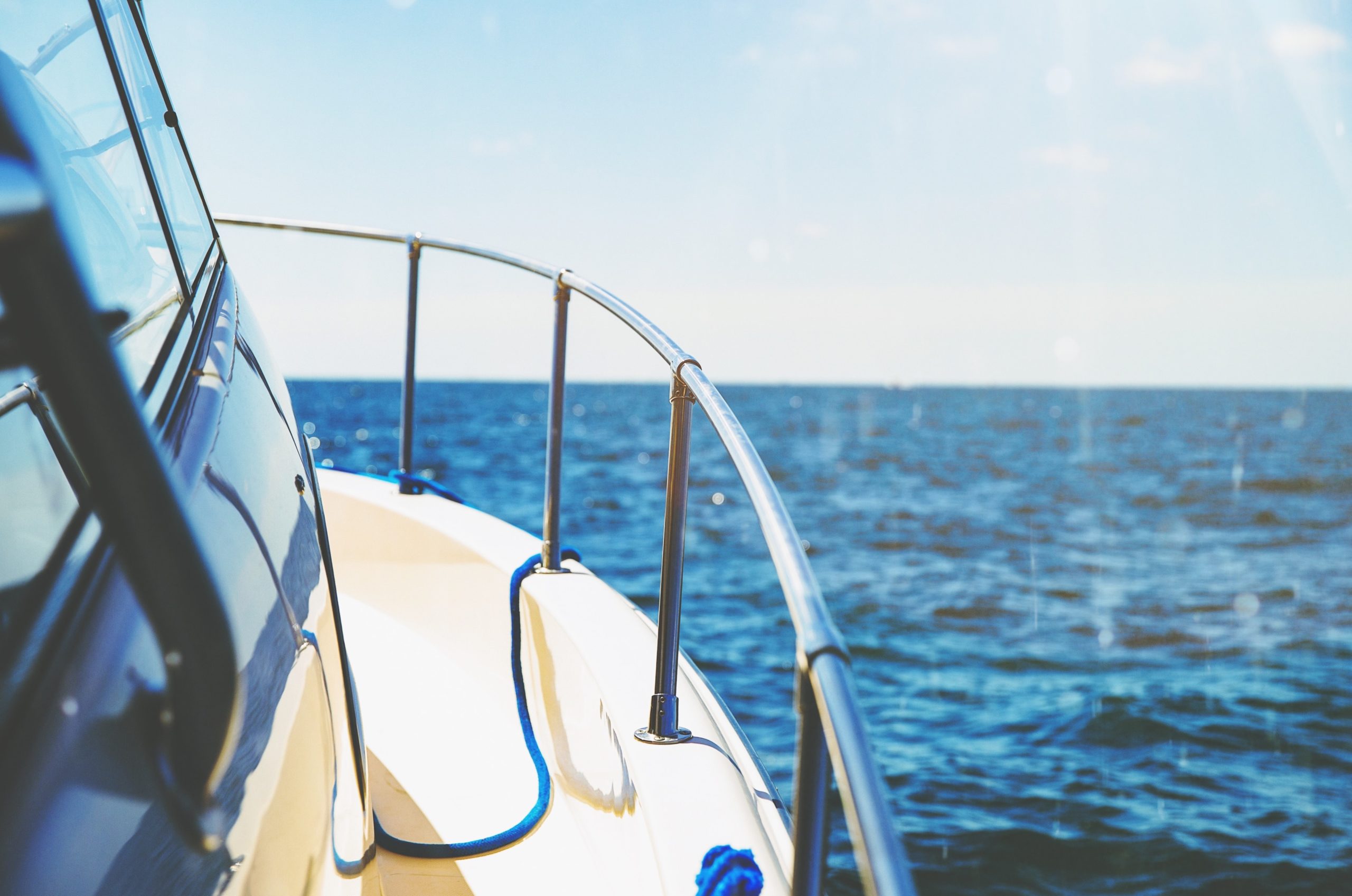 vue sur le côté fronton bateau naviguant sur l'eau